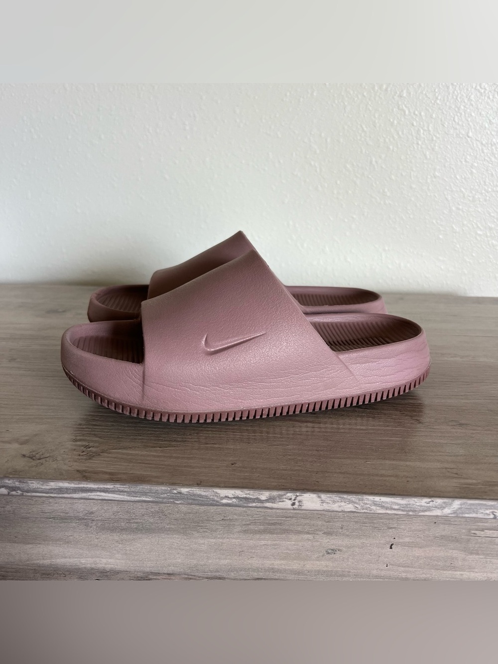 Nike Calm Slides Smokey Mauve Women’s 7 / Men’s 6 Sandals Slip On *READ Flaw